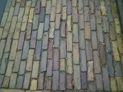 Zeer oude gevelstenen koopt u bij het Monumentendepot