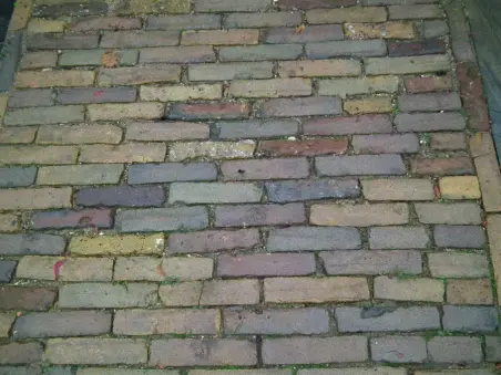 Zeer oude gevelstenen koopt u bij het Monumentendepot