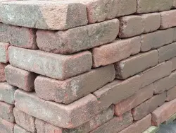 Oude gevelstenen rood & paars kopen? Het Monumentendepot