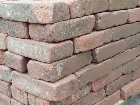 Oude gevelstenen rood & paars kopen? Het Monumentendepot