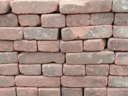 Oude gevelstenen rood & paars kopen? Het Monumentendepot