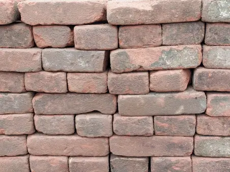 Oude gevelstenen rood & paars kopen? Het Monumentendepot