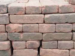 Oude gevelstenen rood & paars kopen? Het Monumentendepot
