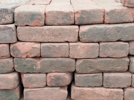 Oude gevelstenen rood & paars kopen? Het Monumentendepot