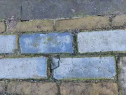 Scoria Bricks oud op pallets.