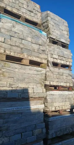 Scoria Bricks oud op pallets.