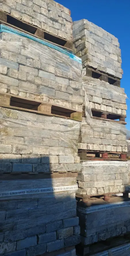 Scoria Bricks oud op pallets.