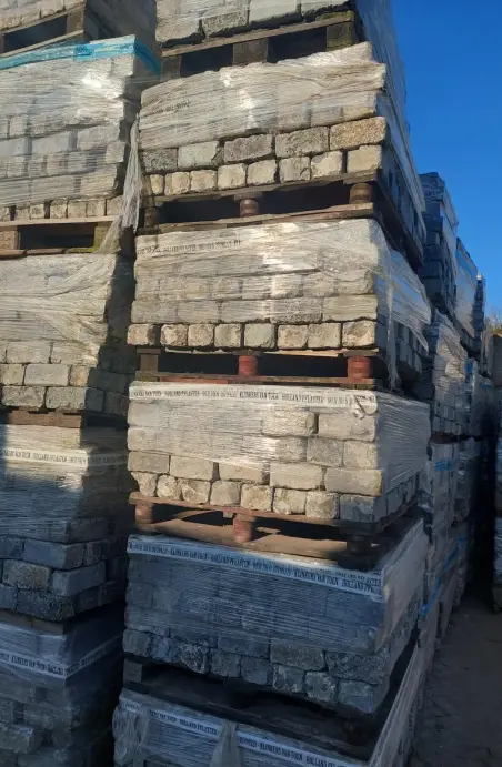 Scoria Bricks oud op pallets.