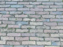Oude waaltjes donker genuanceerd. Mooi afgesleten.