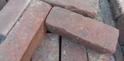 Oude dikformaat rood op pallets mooi afgesleten. 