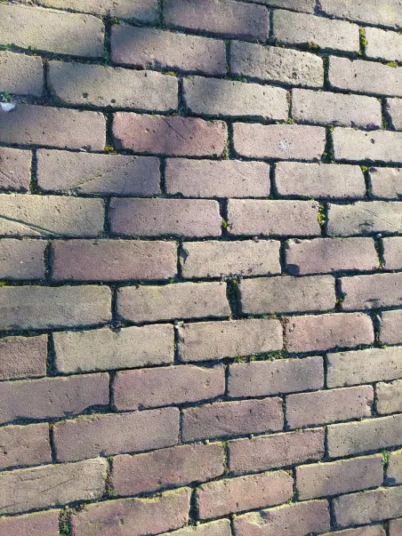 Oude dikformaat paars genuanceerd op pallets.