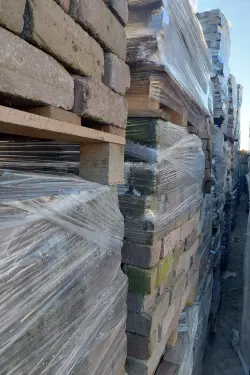 Oude dikformaat paars genuanceerd op pallets.