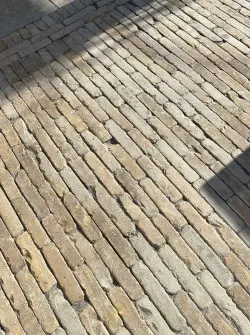 Oude waaltjes bruin brons rood op pallets maatvast.