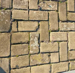 Oude keiformaat bruin brons maatvast en keihard op pallets.