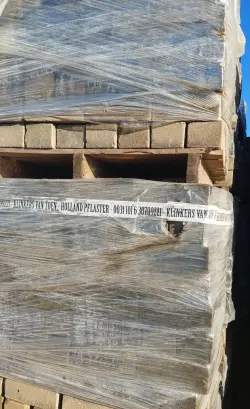 Oude keiformaat bruin brons maatvast en keihard op pallets.