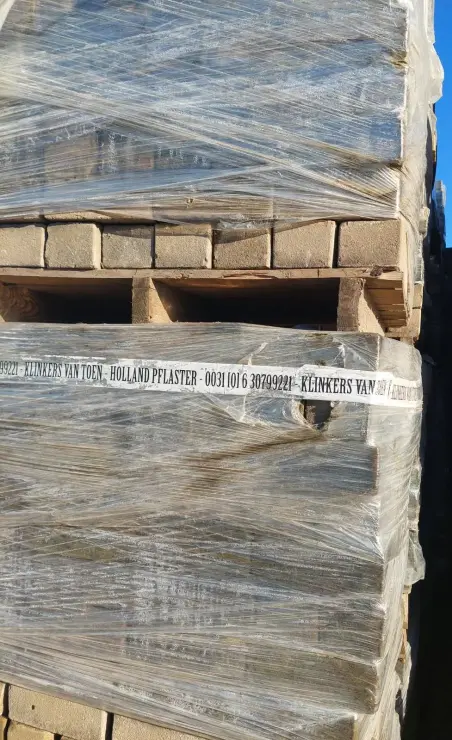 Oude keiformaat bruin brons maatvast en keihard op pallets.